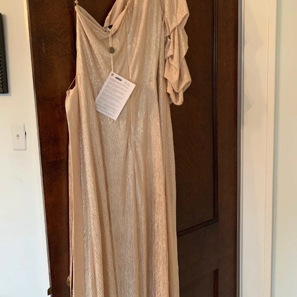 Alice + Olivia gold dress 👗 - Picture 4 of 5